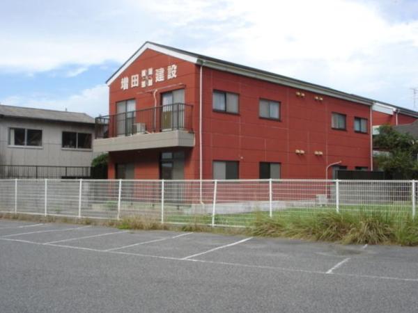 レンガ色の個性的な外観 スッキリした感じの建物