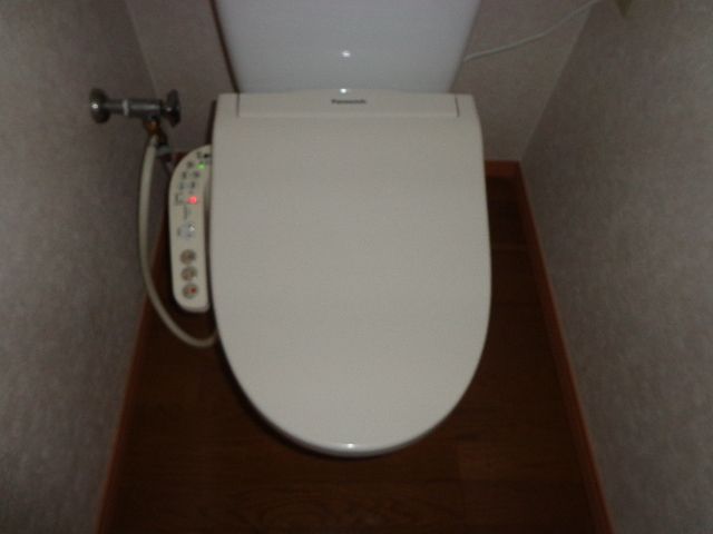 暖房便座と洗浄シャワー機能の付いたトイレ