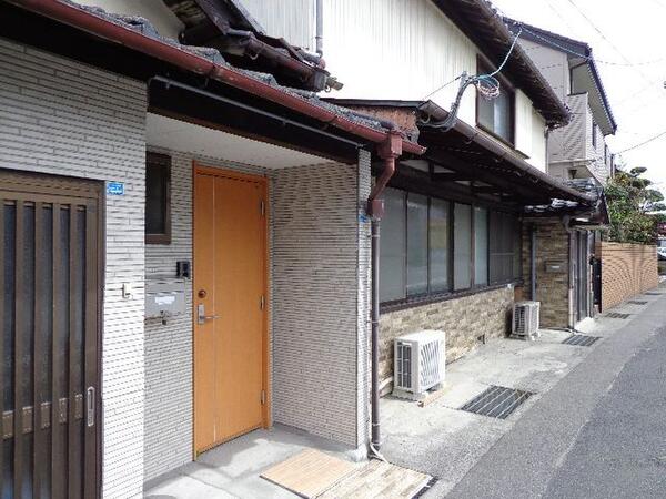 レトロな雰囲気の外観 古さと新しさのミックスが新鮮です