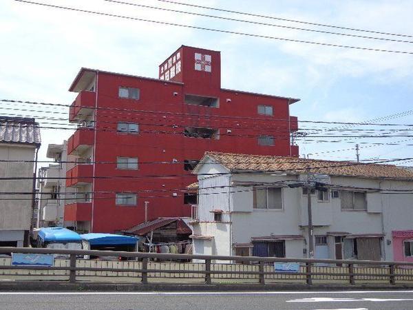 レンガ色の個性的な外観 全室角部屋