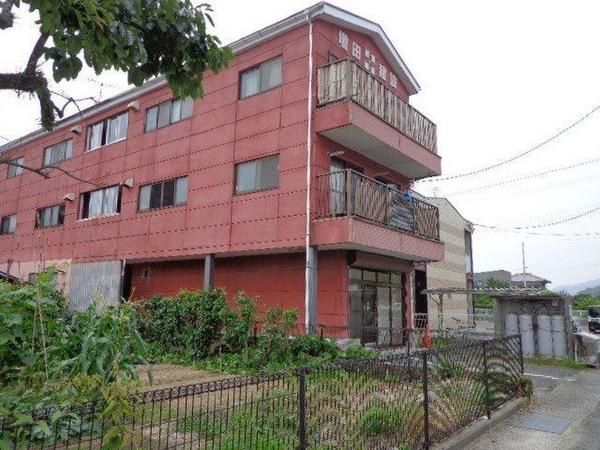 レンガ色の個性的な外観 建物の中央に階段があり、全ての部屋が角部屋