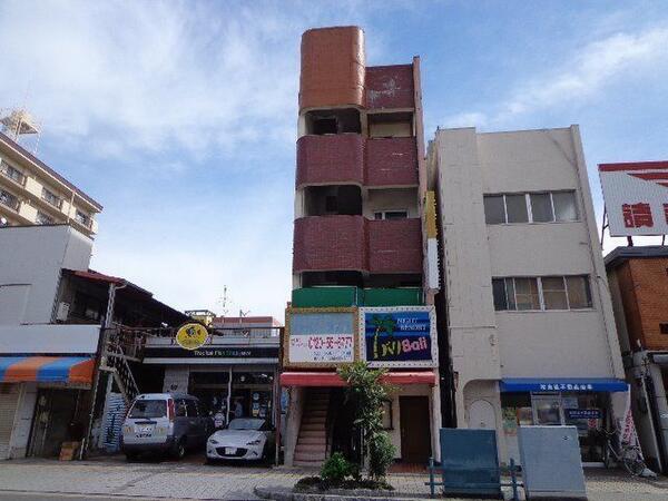 レンガ色の4階建店舗ビルですが、全ての階が住居です 店舗にみえて住居なのです