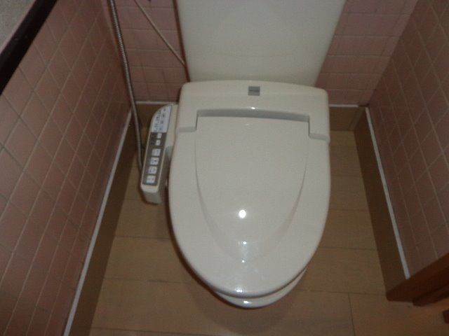暖房便座と洗浄シャワー機能の付いたトイレ