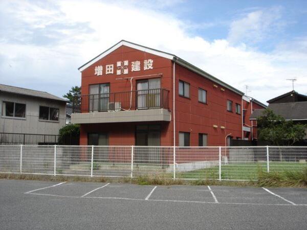 レンガ色の外観 三角屋根で箱型のお家みたい