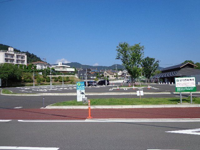 バルコニーから目の前に、徳山動物園北園駐車場が見えます