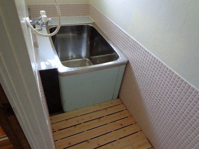 洗い場には木製のすのこを設置