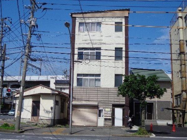 シンプルな外観 白とベージュ系色の外観です
