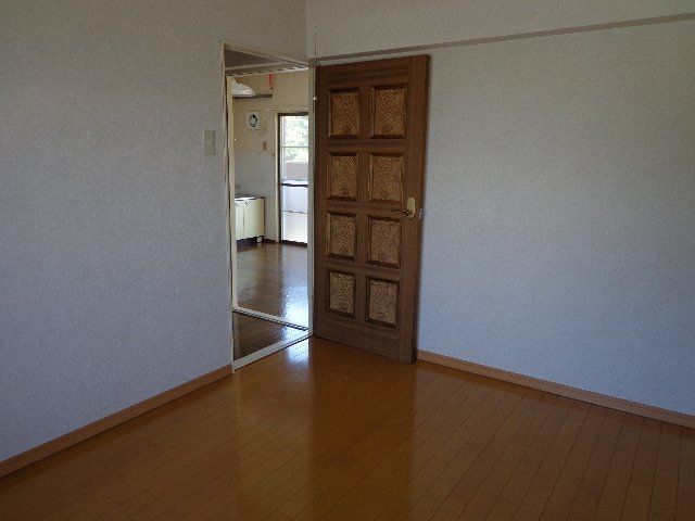 洋室入口ドアは木製