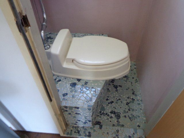 トイレは和式ですが、上置き便座を設置しています。