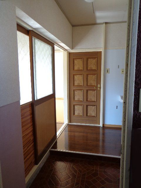 洋室の木製ドアを閉めると玄関から部屋は見えません