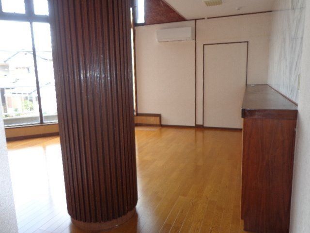 この部屋の特徴でもある大きな柱