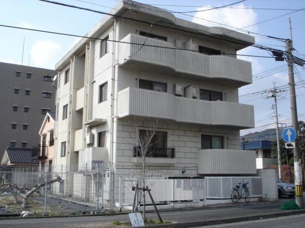モダンな外観 白で統一した表情豊かな外観