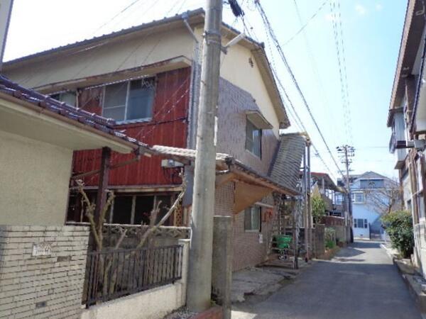 木造二階建でレトロっぽい 外観は築年数を感じますが中はモダン