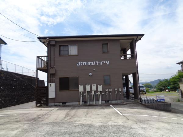 落ち着いた色の外観 シックで美しい空間