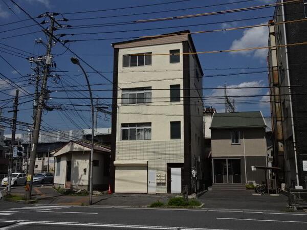 明るい外観 周りに高い建物がないので日当たり、風通しが良いです!