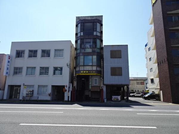 縦長ですっきりとした外観 個性的な外観です