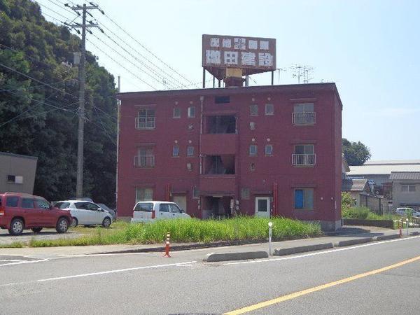 外観は個性的なレンガ色 高い建物がないので眺望良好