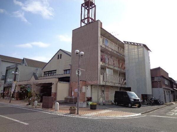 街並みにマッチした淡い色の外観 優しい色で落ち着きます