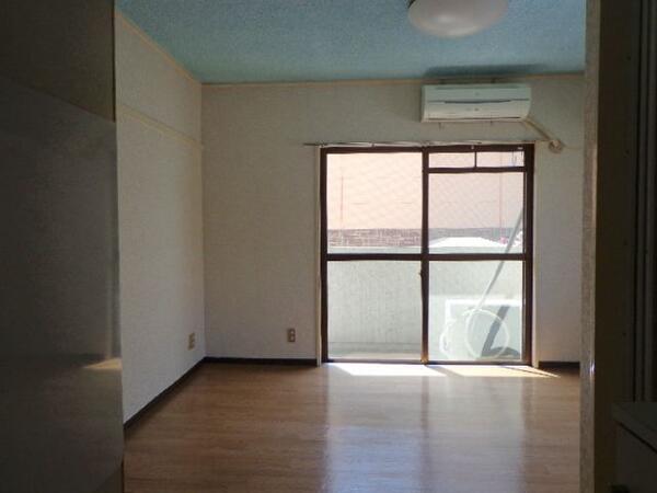 ブルーと茶と白色の組み合わせ 可愛いお部屋です