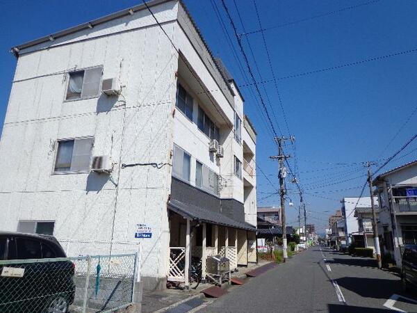 モダンな外観 1階の屋根が特徴の外観
