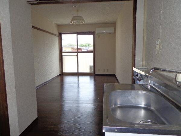 玄関から見た洋室部分 明るいです