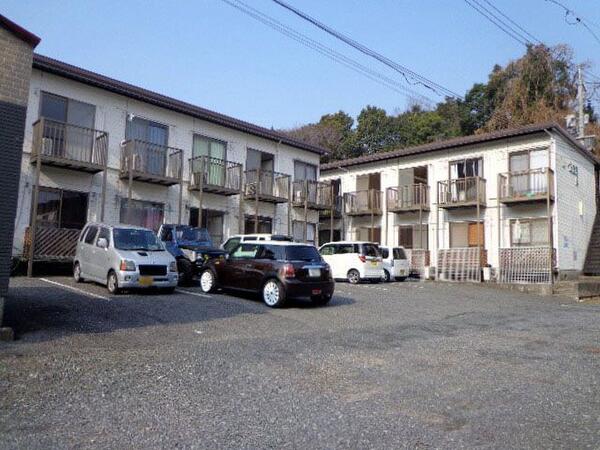 白が基調で茶色がアクセントの外観 右の建物がA棟、左がB棟