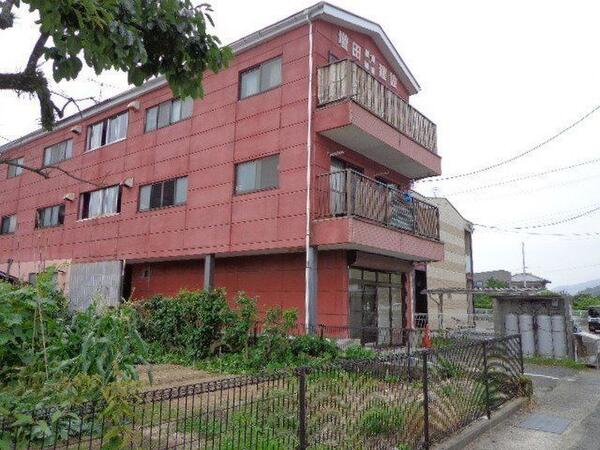 レンガ色の個性的な外観 建物の中央に階段があり、全ての部屋が角部屋
