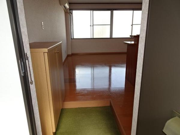 玄関ドアを開けると お部屋は明るい雰囲気