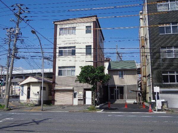 明るい外観 廻りに高い建物がないので日当たりが良いです