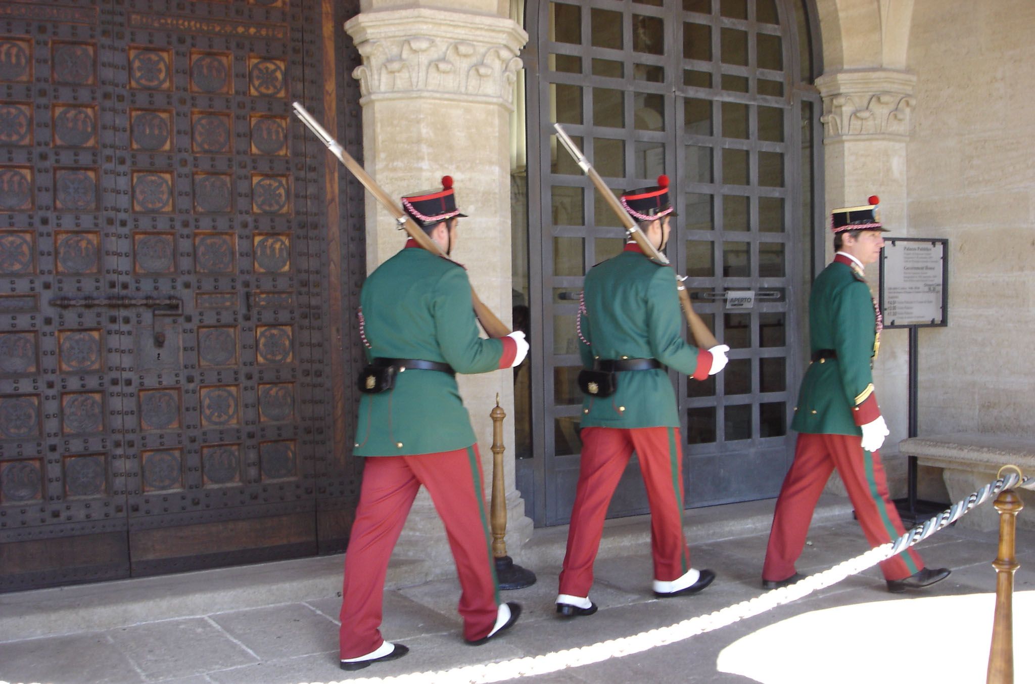 サンマリノ共和国「衛兵交代式」は5月～9月に行われます
